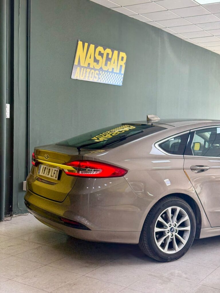 Ford Mondeo Titanium 2020 trasera lateral