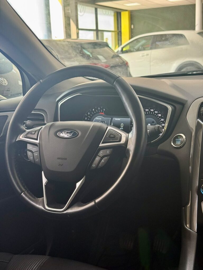 Ford Mondeo Titanium 2020 volante y cuadro