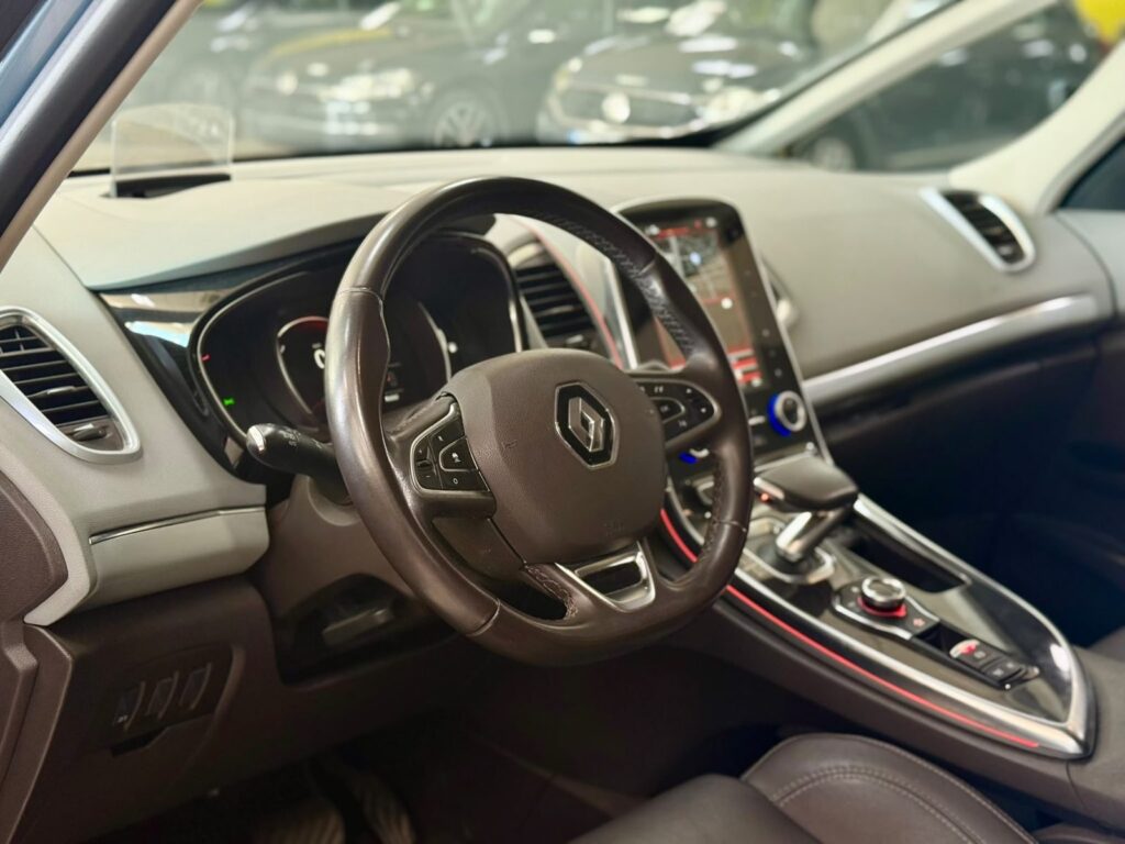 Renault Espace Zen dCi 160 EDC 2016 volante y salpicadero