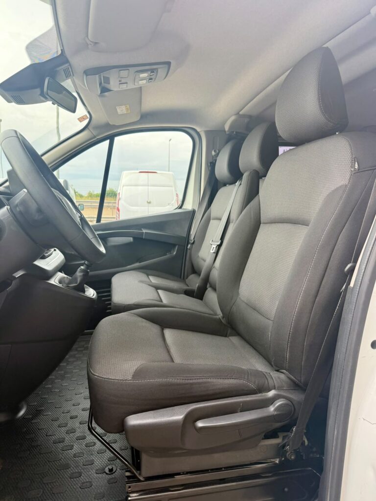 Renault Trafic 2.0 dCi 150 6 plazas 2021 asientos delanteros
