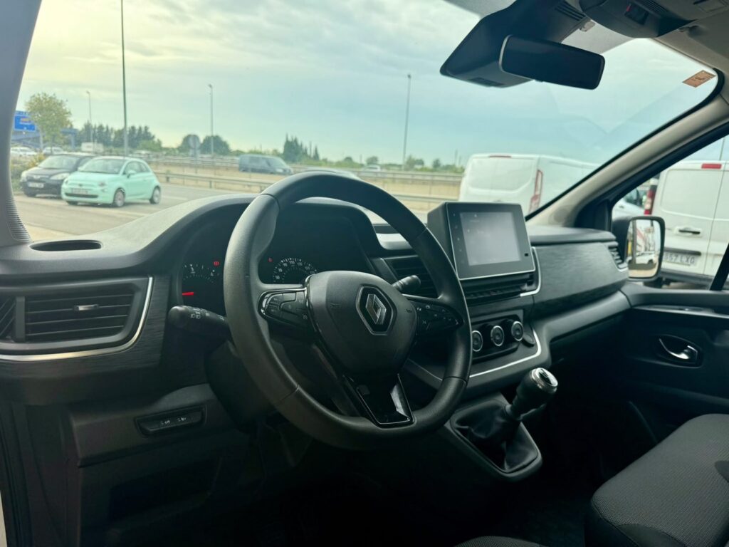 Renault Trafic 2.0 dCi 150 6 plazas 2021 puesto de conducción