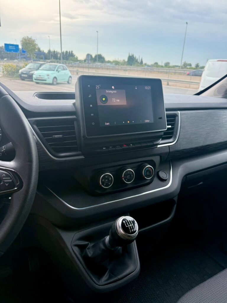 Renault Trafic 2.0 dCi 150 6 plazas 2021 pantalla táctil